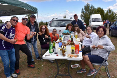 Uno de los actos más populares y concurridos de la fiesta de la Primavera en Cascante es la tradicional romería a La Cruceta. Hasta allí se desplazaron las cuadrillas, para disfrutar de un día de campo y compartir una buena mesa. Más de dos mil personas compartieron este día de encuentro entre vecinos, familiares y amigos.