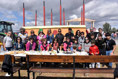 Uno de los actos más populares y concurridos de la fiesta de la Primavera en Cascante es la tradicional romería a La Cruceta. Hasta allí se desplazaron las cuadrillas, para disfrutar de un día de campo y compartir una buena mesa. Más de dos mil personas compartieron este día de encuentro entre vecinos, familiares y amigos.