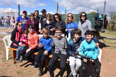 Uno de los actos más populares y concurridos de la fiesta de la Primavera en Cascante es la tradicional romería a La Cruceta. Hasta allí se desplazaron las cuadrillas, para disfrutar de un día de campo y compartir una buena mesa. Más de dos mil personas compartieron este día de encuentro entre vecinos, familiares y amigos.