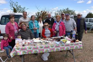 Uno de los actos más populares y concurridos de la fiesta de la Primavera en Cascante es la tradicional romería a La Cruceta. Hasta allí se desplazaron las cuadrillas, para disfrutar de un día de campo y compartir una buena mesa. Más de dos mil personas compartieron este día de encuentro entre vecinos, familiares y amigos.