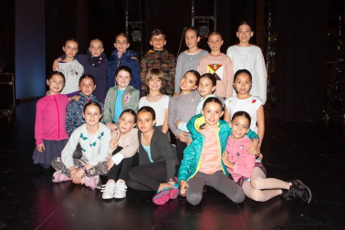 El jueves 16 y el viernes 17, con el cartel de entradas agotadas en ambas sesiones, se celebró en el Auditorio de Barañáin la gala de fin de curso de la Escuela de Danza de Navarra. Una muestra del trabajo que los alumnos de este centro han realizado a lo largo del año en las diferentes especialidades: clásica, española, contemporánea y flamenco.