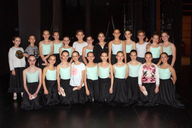 El jueves 16 y el viernes 17, con el cartel de entradas agotadas en ambas sesiones, se celebró en el Auditorio de Barañáin la gala de fin de curso de la Escuela de Danza de Navarra. Una muestra del trabajo que los alumnos de este centro han realizado a lo largo del año en las diferentes especialidades: clásica, española, contemporánea y flamenco.