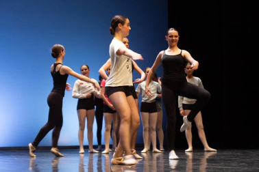 El jueves 16 y el viernes 17, con el cartel de entradas agotadas en ambas sesiones, se celebró en el Auditorio de Barañáin la gala de fin de curso de la Escuela de Danza de Navarra. Una muestra del trabajo que los alumnos de este centro han realizado a lo largo del año en las diferentes especialidades: clásica, española, contemporánea y flamenco.