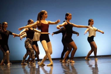 El jueves 16 y el viernes 17, con el cartel de entradas agotadas en ambas sesiones, se celebró en el Auditorio de Barañáin la gala de fin de curso de la Escuela de Danza de Navarra. Una muestra del trabajo que los alumnos de este centro han realizado a lo largo del año en las diferentes especialidades: clásica, española, contemporánea y flamenco.