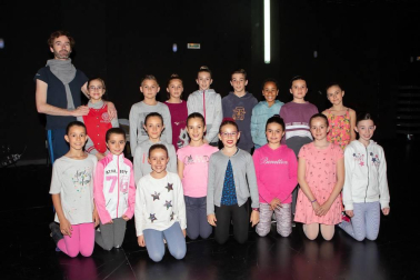 El jueves 16 y el viernes 17, con el cartel de entradas agotadas en ambas sesiones, se celebró en el Auditorio de Barañáin la gala de fin de curso de la Escuela de Danza de Navarra. Una muestra del trabajo que los alumnos de este centro han realizado a lo largo del año en las diferentes especialidades: clásica, española, contemporánea y flamenco.