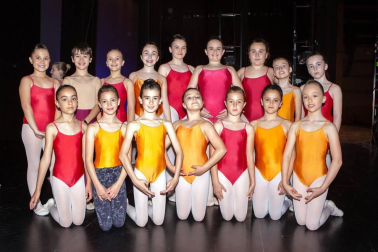 El jueves 16 y el viernes 17, con el cartel de entradas agotadas en ambas sesiones, se celebró en el Auditorio de Barañáin la gala de fin de curso de la Escuela de Danza de Navarra. Una muestra del trabajo que los alumnos de este centro han realizado a lo largo del año en las diferentes especialidades: clásica, española, contemporánea y flamenco.