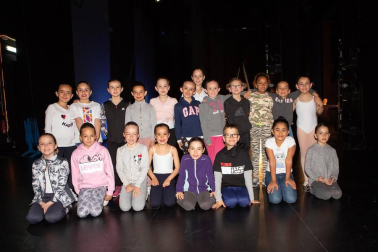 El jueves 16 y el viernes 17, con el cartel de entradas agotadas en ambas sesiones, se celebró en el Auditorio de Barañáin la gala de fin de curso de la Escuela de Danza de Navarra. Una muestra del trabajo que los alumnos de este centro han realizado a lo largo del año en las diferentes especialidades: clásica, española, contemporánea y flamenco.