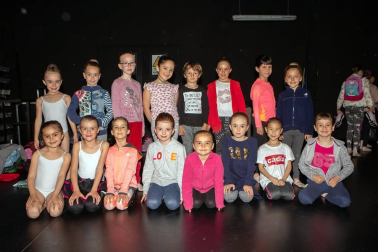 El jueves 16 y el viernes 17, con el cartel de entradas agotadas en ambas sesiones, se celebró en el Auditorio de Barañáin la gala de fin de curso de la Escuela de Danza de Navarra. Una muestra del trabajo que los alumnos de este centro han realizado a lo largo del año en las diferentes especialidades: clásica, española, contemporánea y flamenco.