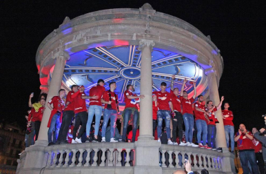 La afición y los jugadores de Osasuna celebran el ascenso a Primera División en la Plaza del Castillo de Pamplona.