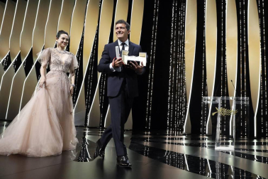 Antonio Banderas ha recibido el premio a mejor actor por su papel en 'Dolor y gloria'. La Palma de Oro ha sido para Bong Joon-ho por 'Parasite'