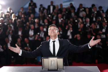 Antonio Banderas ha recibido el premio a mejor actor por su papel en 'Dolor y gloria'. La Palma de Oro ha sido para Bong Joon-ho por 'Parasite'