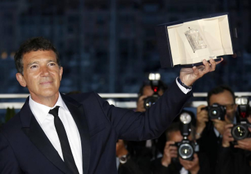 Antonio Banderas ha recibido el premio a mejor actor por su papel en 'Dolor y gloria'. La Palma de Oro ha sido para Bong Joon-ho por 'Parasite'