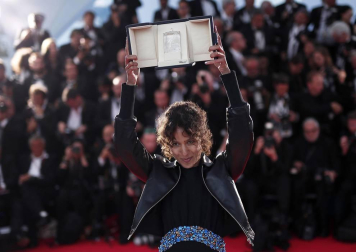 Antonio Banderas ha recibido el premio a mejor actor por su papel en 'Dolor y gloria'. La Palma de Oro ha sido para Bong Joon-ho por 'Parasite'