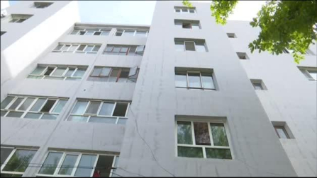 Un hombre coge al vuelo a un niño precipitado desde un quinto piso en China