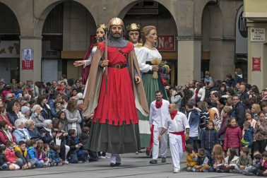 Los gigantes llenan las calles de Estella por las fiestas de la Virgen del Puy