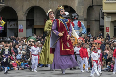 Los gigantes llenan las calles de Estella por las fiestas de la Virgen del Puy
