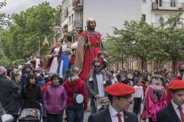 Los gigantes llenan las calles de Estella por las fiestas de la Virgen del Puy