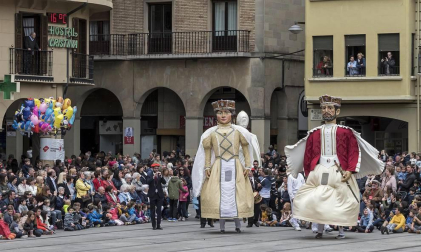 Los gigantes llenan las calles de Estella por las fiestas de la Virgen del Puy