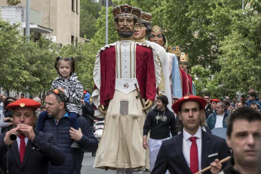 Los gigantes llenan las calles de Estella por las fiestas de la Virgen del Puy