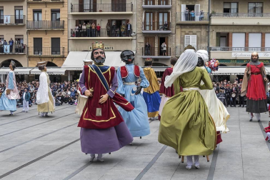 Los gigantes llenan las calles de Estella por las fiestas de la Virgen del Puy