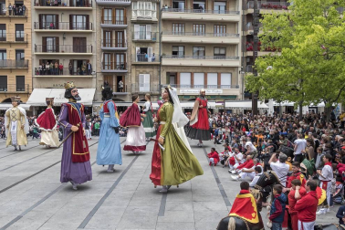 Los gigantes llenan las calles de Estella por las fiestas de la Virgen del Puy