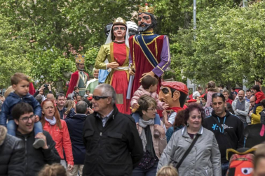 Los gigantes llenan las calles de Estella por las fiestas de la Virgen del Puy