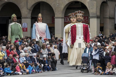 Los gigantes llenan las calles de Estella por las fiestas de la Virgen del Puy