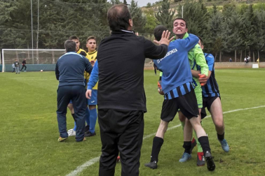 Los futbolistas de Barañáin vencieron en Arróniz y confirmaron el ascenso en una temporada en la que también han ganado la Copa IMQ.