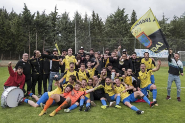 Los futbolistas de Barañáin vencieron en Arróniz y confirmaron el ascenso en una temporada en la que también han ganado la Copa IMQ.