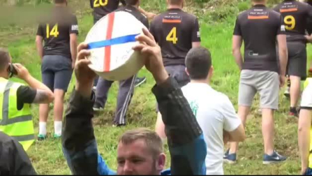 Decenas de participantes se lanzan por una ladera en la clásica carrera del queso de Gloucester