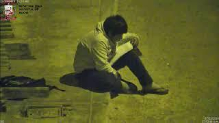 Un niño peruano hace sus deberes con la luz de una farola