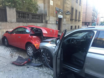 Un coche ha chocado contra otro vehículo que se encontraba aparcado y se han estampado contra la pared de una de las terrazas del Monumento a los Caídos de Pamplona