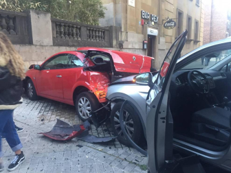 Un coche ha chocado contra otro vehículo que se encontraba aparcado y se han estampado contra la pared de una de las terrazas del Monumento a los Caídos de Pamplona
