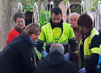 Un coche ha chocado contra otro vehículo que se encontraba aparcado y se han estampado contra la pared de una de las terrazas del Monumento a los Caídos de Pamplona