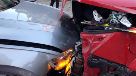 Un coche ha chocado contra otro vehículo que se encontraba aparcado y se han estampado contra la pared de una de las terrazas del Monumento a los Caídos de Pamplona