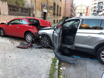 Un coche ha chocado contra otro vehículo que se encontraba aparcado y se han estampado contra la pared de una de las terrazas del Monumento a los Caídos de Pamplona