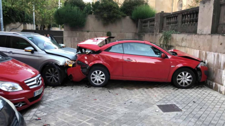 Un coche ha chocado contra otro vehículo que se encontraba aparcado y se han estampado contra la pared de una de las terrazas del Monumento a los Caídos de Pamplona