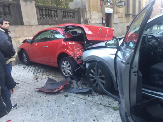 Un coche ha chocado contra otro vehículo que se encontraba aparcado y se han estampado contra la pared de una de las terrazas del Monumento a los Caídos de Pamplona
