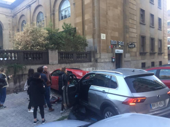 Un coche ha chocado contra otro vehículo que se encontraba aparcado y se han estampado contra la pared de una de las terrazas del Monumento a los Caídos de Pamplona