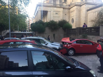 Un coche ha chocado contra otro vehículo que se encontraba aparcado y se han estampado contra la pared de una de las terrazas del Monumento a los Caídos de Pamplona