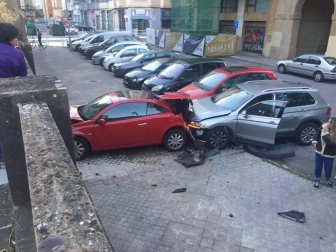 Un coche ha chocado contra otro vehículo que se encontraba aparcado y se han estampado contra la pared de una de las terrazas del Monumento a los Caídos de Pamplona