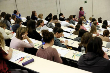 Miles de personas se han dado cita este sábado en la UPNA para realizar la OPE de Enfermería.