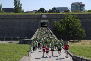 La capital navarra acogió este domingo, 2 de junio, la marcha en la que participaron alrededor de 4.000 personas, según los datos de la organización
