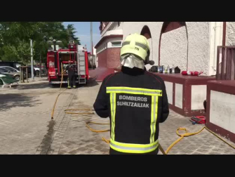 Recogida de los bomberos tras el incendio en el Club de Tenis Pamplona