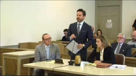 Kevin Spacey se sienta ante el tribunal que le juzgará por un presunto delito de agresión sexual