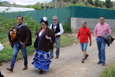 A primera hora de la mañana del sábado 25 de mayo, los romeros se acercaron a la explanada del río situada cerca de los Baños de Fitero para iniciar el recorrido hasta el Barranco, donde se celebró la misa rociera. Ya de vuelta al pueblo, los participantes disfrutaron de una comida popular en la plaza de San Raimundo que estuvo amenizada por el baile de sevillanas y en la que participó el coro rociero Senda Ancha.