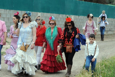 A primera hora de la mañana del sábado 25 de mayo, los romeros se acercaron a la explanada del río situada cerca de los Baños de Fitero para iniciar el recorrido hasta el Barranco, donde se celebró la misa rociera. Ya de vuelta al pueblo, los participantes disfrutaron de una comida popular en la plaza de San Raimundo que estuvo amenizada por el baile de sevillanas y en la que participó el coro rociero Senda Ancha.