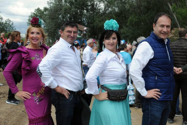 A primera hora de la mañana del sábado 25 de mayo, los romeros se acercaron a la explanada del río situada cerca de los Baños de Fitero para iniciar el recorrido hasta el Barranco, donde se celebró la misa rociera. Ya de vuelta al pueblo, los participantes disfrutaron de una comida popular en la plaza de San Raimundo que estuvo amenizada por el baile de sevillanas y en la que participó el coro rociero Senda Ancha.