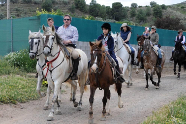 A primera hora de la mañana del sábado 25 de mayo, los romeros se acercaron a la explanada del río situada cerca de los Baños de Fitero para iniciar el recorrido hasta el Barranco, donde se celebró la misa rociera. Ya de vuelta al pueblo, los participantes disfrutaron de una comida popular en la plaza de San Raimundo que estuvo amenizada por el baile de sevillanas y en la que participó el coro rociero Senda Ancha.