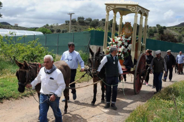 A primera hora de la mañana del sábado 25 de mayo, los romeros se acercaron a la explanada del río situada cerca de los Baños de Fitero para iniciar el recorrido hasta el Barranco, donde se celebró la misa rociera. Ya de vuelta al pueblo, los participantes disfrutaron de una comida popular en la plaza de San Raimundo que estuvo amenizada por el baile de sevillanas y en la que participó el coro rociero Senda Ancha.